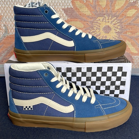 Vans WMNS Skate Sk8-Hi
Suede Gum Dark Denim
VN0A5FCCDDN
Sneakers - Picture 2 of 16